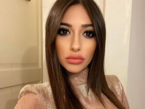 Milano, Dj Hellen molestata mentre è in auto: “Un ragazzo mi ha toccato il seno”