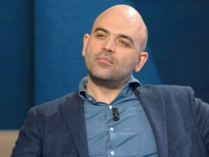 Una raffica di insulti senza fine: così Saviano infanga i suoi nemici