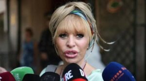 Elezioni in Spagna, Meloni chiama Abascal dopo il flop di Vox. Schlein esulta: “L’onda nera si può fermare”. Conte: “Svelato il bluff dell’estrema destra”