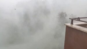 Maltempo a Milano, piogge e vento forte in pochi minuti causano tre feriti. Alberi abbattuti, strade allagate e tetti scoperchiati. Chiuso un tratto della M2. Trenord: “Grave danno alla stazione di Monza”
