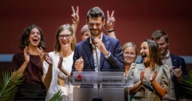 Il leader del partito di sinistra radicale norvegese si dimette dopo aver rubato gli occhiali da sole