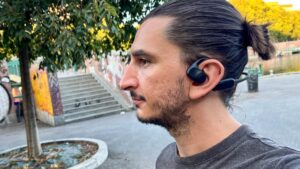 Non tutte le cuffie vanno dentro le orecchie: recensione SoundPeats RunFree Lite