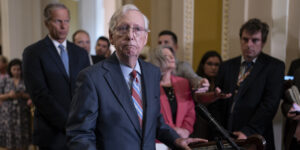 Mitch McConnell, il leader dei Repubblicani al Senato statunitense, ha avuto un apparente momento di afasia durante una conferenza stampa
