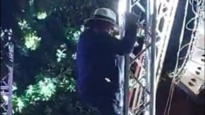 Al Bano come “Tarzan”: a 80 anni scala un traliccio sul palco durante il concerto