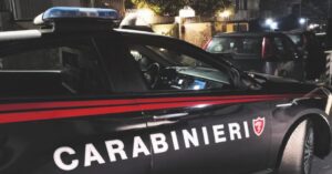 Napoli, marito spara alla moglie e poi si uccide. In casa c’erano anche i loro 3 figli
