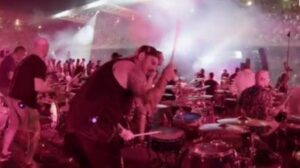 I Rockin’1000 tornano a casa: concerto sold-out per la Romagna dell’alluvione. Gli highlight dello show