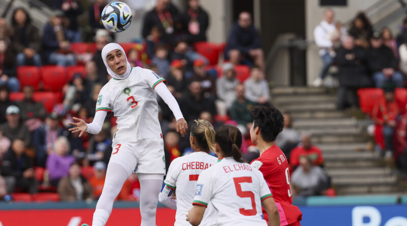 Nouhaila Benzina del Marocco è la prima calciatrice a indossare lo hijab ai Mondiali femminili