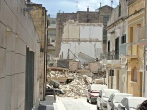 Paura a Matera: crolla una palazzina in centro. Forte odore di gas