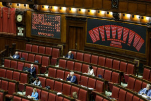 Dalla Bossi-Fini alla previdenza, ok della Camera al dl Pa-bis