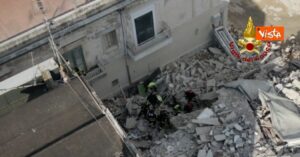 Crolla un palazzo in ristrutturazione a Matera: gli operai erano in pausa pranzo. L’intervento dei vigili del fuoco