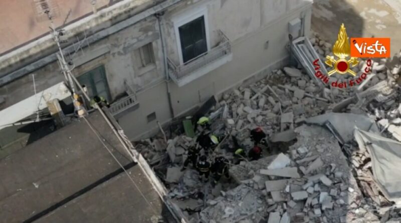 Crolla un palazzo in ristrutturazione a Matera: gli operai erano in pausa pranzo. L’intervento dei vigili del fuoco