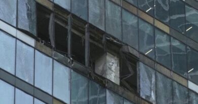 Mosca, il grattacielo colpito dopo l’attacco con i droni