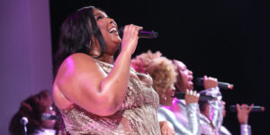 La cantante statunitense Lizzo è stata accusata di molestie e discriminazioni da tre ex ballerine del suo corpo di ballo