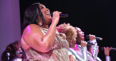 La cantante statunitense Lizzo è stata accusata di molestie e discriminazioni da tre ex ballerine del suo corpo di ballo