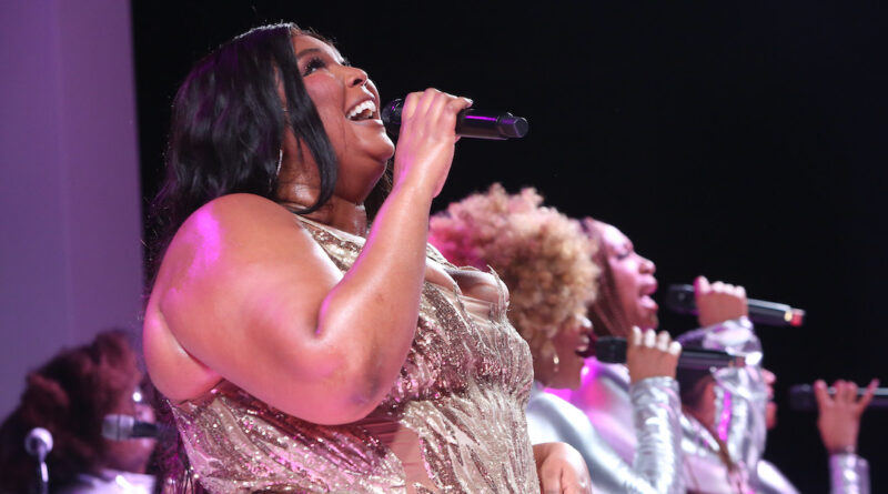 La cantante statunitense Lizzo è stata accusata di molestie e discriminazioni da tre ex ballerine del suo corpo di ballo