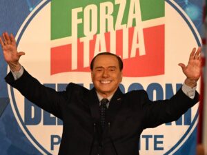 “Invia una tua foto con Berlusconi”. Il grande murale di Paestum celebra il Cavaliere