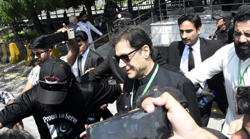 L’ex primo ministro pakistano Imran Khan è stato condannato a tre anni di carcere