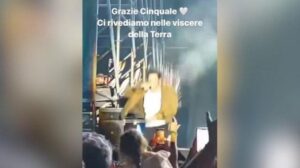 Tananai cade durante un concerto e poi ci scherza su: “Ci rivediamo nelle viscere della Terra”