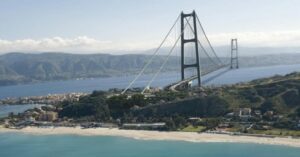 Ponte sullo Stretto, nella bozza salta il tetto di 240mila euro per i manager. L’opposizione insorge