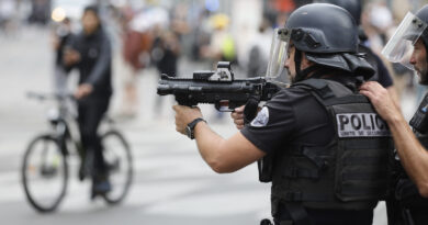 Tre poliziotti di Marsiglia, in Francia, sono stati arrestati nell’ambito delle indagini sulla morte di un uomo durante le rivolte di luglio
