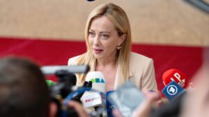 Meloni difende gli extraprofitti sulle banche e frena sul salario minimo: “Rischia di peggiorare la situazione, ma confrontiamoci”. L’opposizione: “Che ci vediamo a fare”?