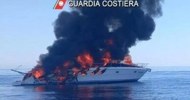 Livorno, incendio inghiotte barca in mare, nove persone in salvo su una zattera