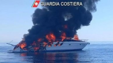 Livorno, incendio inghiotte barca in mare, nove persone in salvo su una zattera