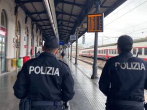 Africano senza biglietto dà di matto e pesta gli agenti. Poi patteggia e torna subito libero