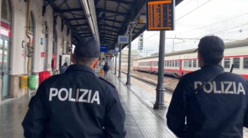 Africano senza biglietto dà di matto e pesta gli agenti. Poi patteggia e torna subito libero