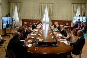 Salario minimo, Meloni: ’60 giorni di tempo, coinvolgere le parti sociali’.  Schlein: “Nessuna idea chiara”