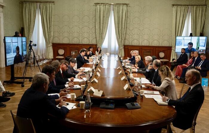 Salario minimo, Meloni: ’60 giorni di tempo, coinvolgere le parti sociali’.  Schlein: “Nessuna idea chiara”