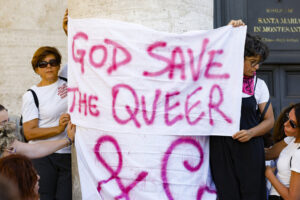 Folla per l’addio a Michela Murgia, ‘God Save the Queer’