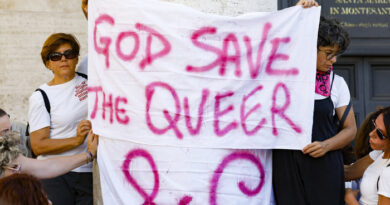 Folla per l’addio a Michela Murgia, ‘God Save the Queer’