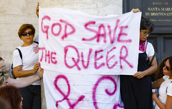 Folla per l’addio a Michela Murgia, ‘God Save the Queer’