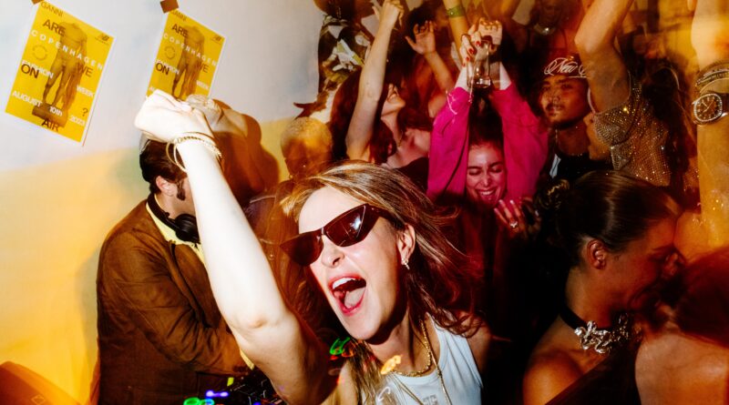 L’After-Party di Ganni e New Balance alla Settimana della Moda di Copenaghen prevedeva il karaoke, un secchio di burro e un DJ da urlo