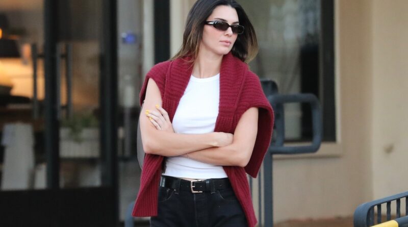 Kendall Jenner dà un tocco estivo a questa mossa di stile preppy