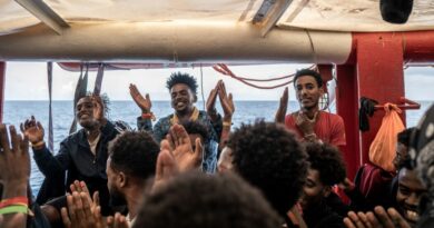 Il governo Meloni chiede aiuto alle ong (che voleva limitare) per salvare i migranti in mare: il cambio di rotta figlio del boom di partenze