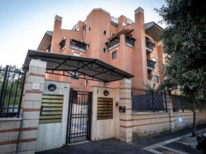 Spara al ladro ma è il padrone di casa: agente indagato