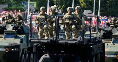 Truppe, carri armati e caccia: in Polonia va in scena la più grande parata militare degli ultimi decenni. Duda: “Difendere i confini Nato e Ue”