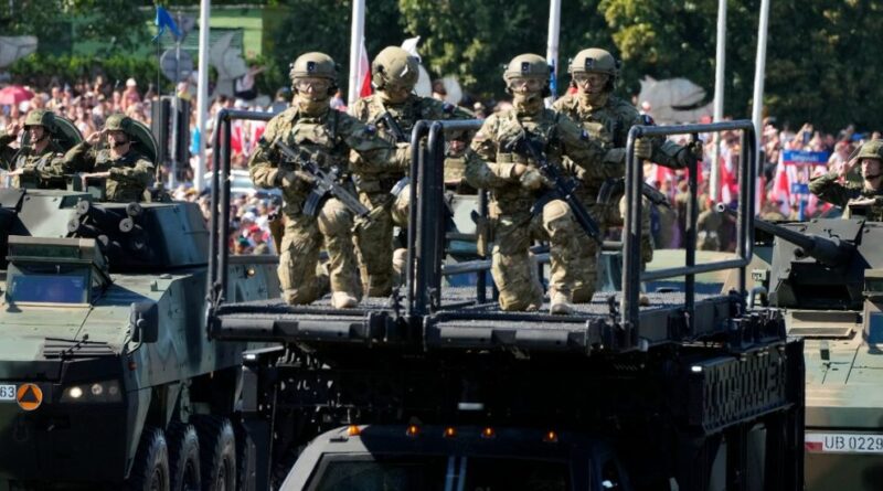 Truppe, carri armati e caccia: in Polonia va in scena la più grande parata militare degli ultimi decenni. Duda: “Difendere i confini Nato e Ue”