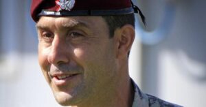 “I gay non sono normali”, polemica sul libro del generale Vannacci. Il ministro Crosetto avvia esame disciplinare