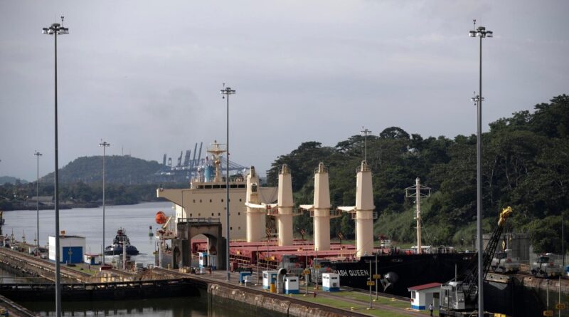 I conti del clima sull’economia. Il caldo prosciuga il canale di Panama: mirtilli e petrolio restano in coda, volano i costi di trasporto