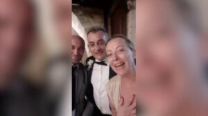 Ricompare Meloni in vacanza per gli auguri ‘urlati’ a una coppia di sposi