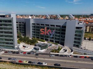 Tenta di entrare a Sky: bloccato dalle guardie, straniero muore