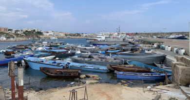 Il molo di Lampedusa è pieno di barche di migranti