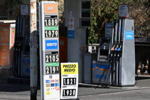 La benzina sale ancora, al self in autostrada a 2.019 euro
