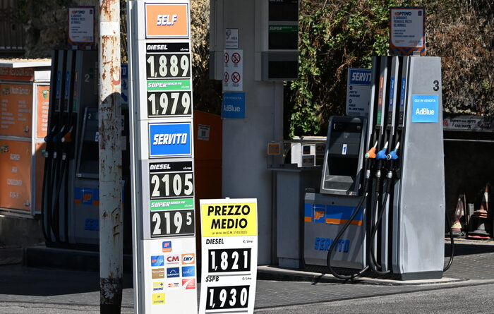 La benzina sale ancora, al self in autostrada a 2.019 euro