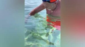 Vasco Rossi gioca in mare con una medusa: “Sto palleggiando”