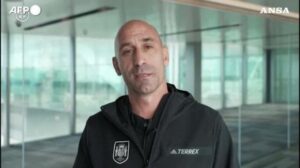 Mondiali donne, Rubiales si scusa per il bacio alla giocatrice: “Non avevo intenzioni cattive. Starò più attento”