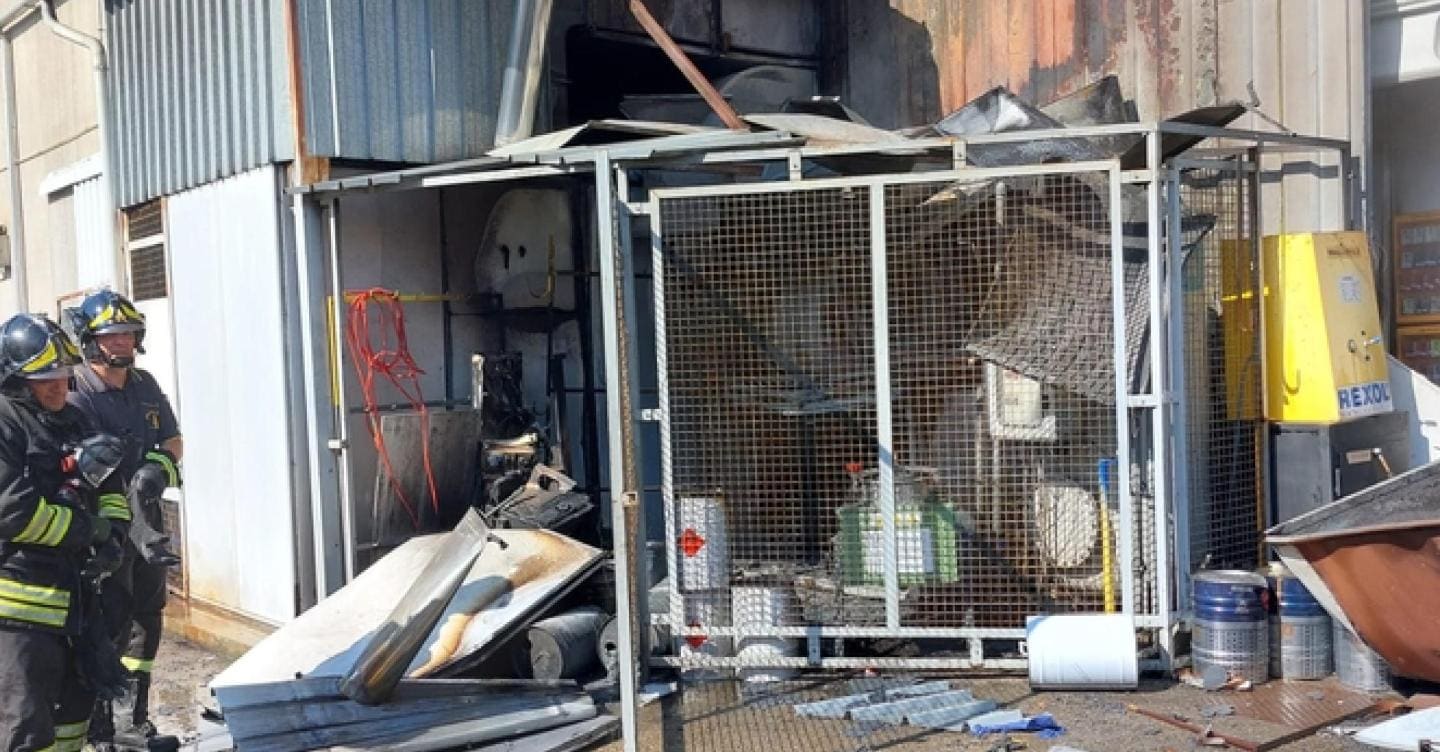 Esplosione in una carrozzeria a Modena, un operaio morto e uno ferito